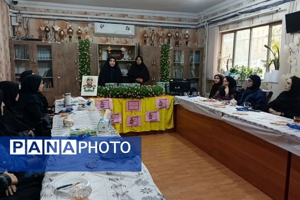 حضور مادر شهید امیرحسین گشانی و قدردانی از معلمان