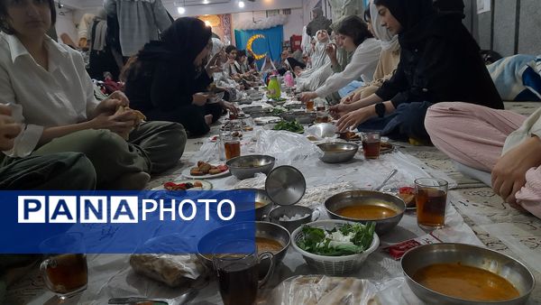 اعتکاف دانش آموزی در مسجد فاطمیه گنبد سبز نیشابور