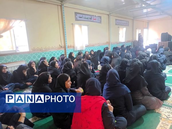 عطر فاطمی در فضای آموزش دبیرستان میرزا جعفر سروقد با برپایی ایستگاه صلواتی 