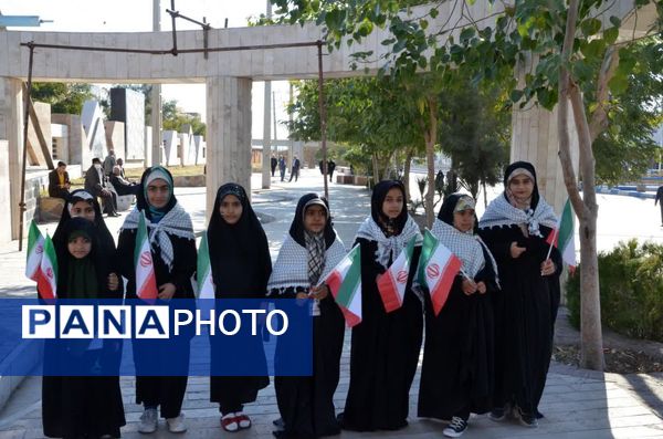مشت‌های درهم گره خورده دانش‌آموزان کهگیلویه و بویراحمد در راهپیمایی ۲۲ بهمن