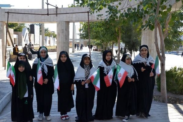 مشت‌های درهم گره خورده دانش‌آموزان کهگیلویه و بویراحمد در راهپیمایی ۲۲ بهمن