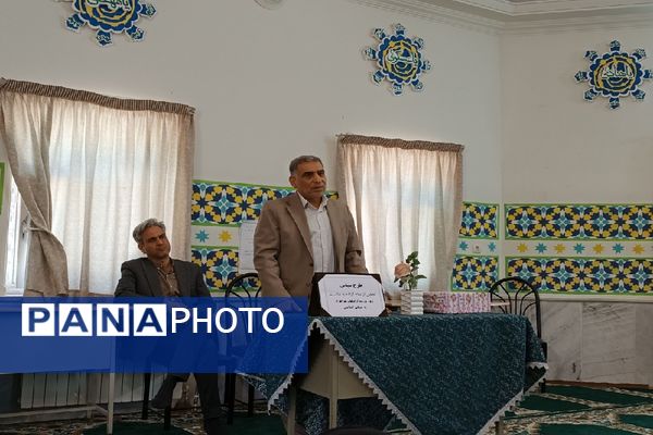 مراسم تجلیل و تکریم مقام آزاده در دبیرستان شاهد شهید حمامی ناحیه ۶ مشهد