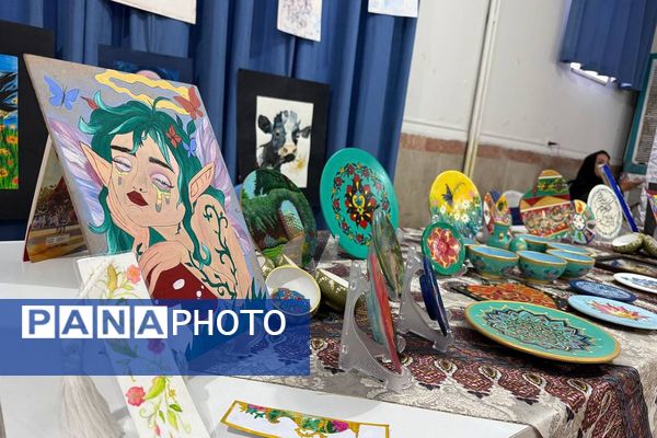 آیین افتتاحیه نمایشگاه هنری «ماها» در هنرستان شهید تاجیک بهارستان‌دو