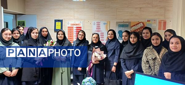 قدردانی دانش‌آموزان از پرستاران در روز پرستار