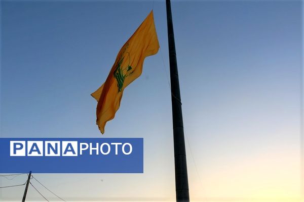 اهتزاز نماد مقاومت بر بالای بلندترین دکل پرچم قم