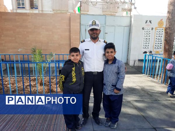 دانش آموزان میبدی قدردان سبزپوشان امنیت و اقتدار 