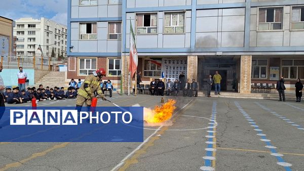 بیست‌وششمین مانور سراسری زلزله و ایمنی در دبیرستان شهید مطهری ناحیه یک کرج