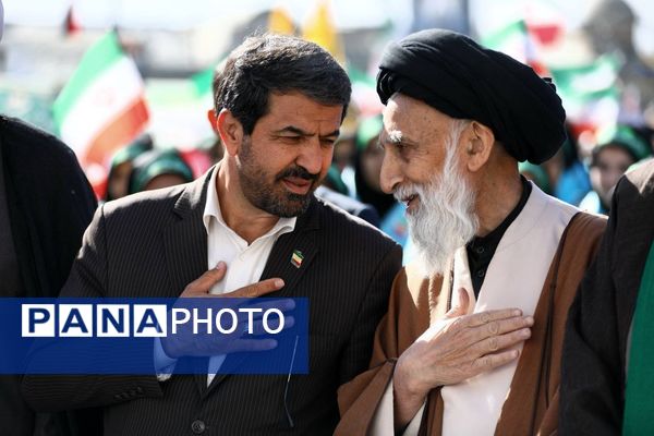 دانش آموزان و مسئولین در کنار یکدیگر، روز دانش‌آموز را رقم زدند