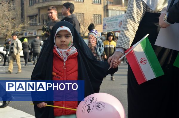 حال و هوای غرفه‌های سازمان دانش‌آموزی و خبرگزاری پانا در راهپیمایی ۲۲ بهمن