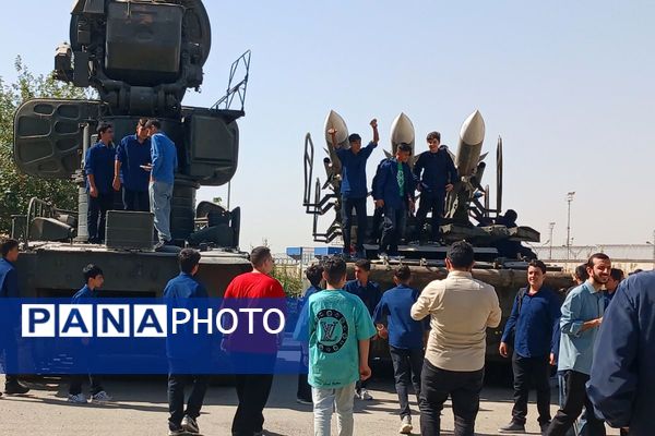 بازدید فرهنگیان بسیجی و دانش‌آموزان ملارد از نمایشگاه هوا و فضا