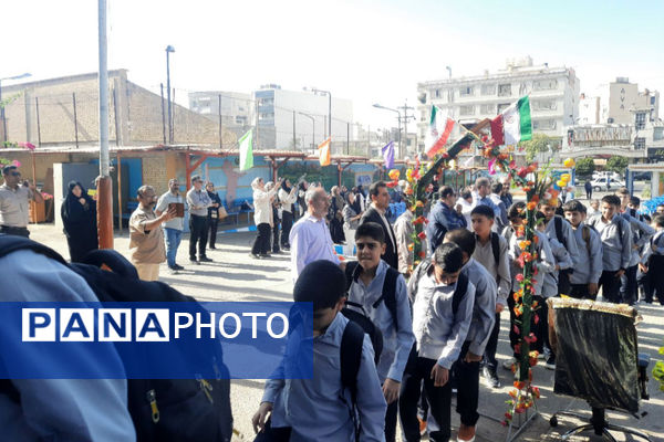 نواختن زنگ مهر در مدرسه هیات امنایی رازی ناحیه ۴ شیراز 