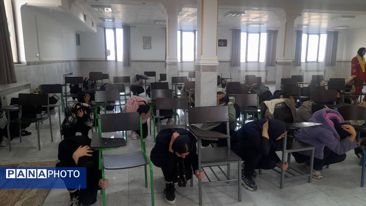 برگزاری مانور زلزله در هنرستان حضرت زینب(س) ناحیه ۴ کرج 