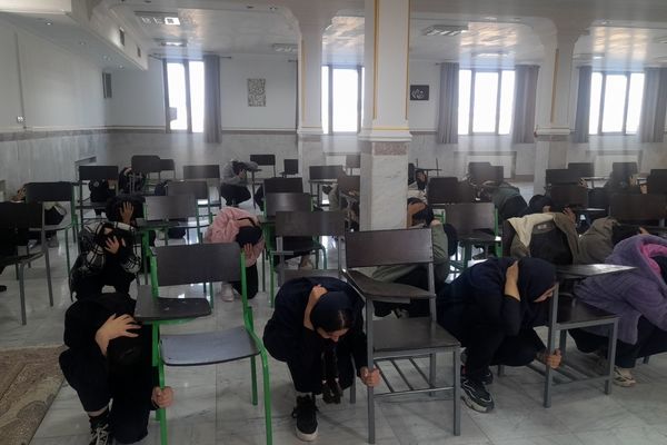 برگزاری مانور زلزله در هنرستان حضرت زینب(س) ناحیه ۴ کرج 