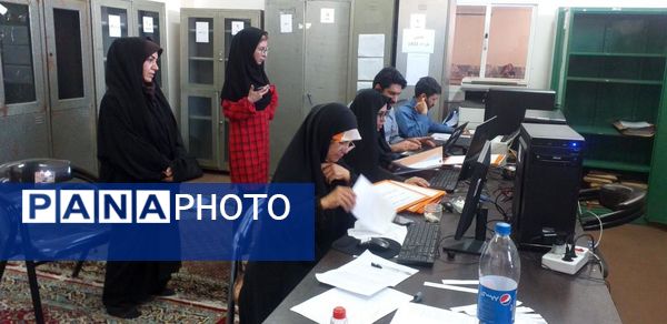 تصحیح اوراق آزمون‌های نهایی در آموزش و پرورش ناحیه یک مشهد مقدس
