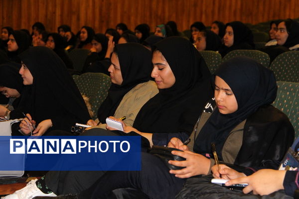 نشست کارشناسان سازمان دانش‌آموزی و دانش‌آموز خبرنگاران در سازمان دانش‌آموزی استان چهارمحال‌وبختیاری