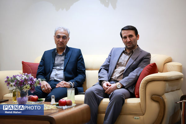 دیدار معاون برنامه و توسعه منابع وزارت آموزش و پرورش از خانواده شهید ساداتی ارمکی