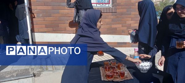  ایستگاه صلواتی به یاد شهدای نیروی انتظامی در دبیرستان فرهنگ