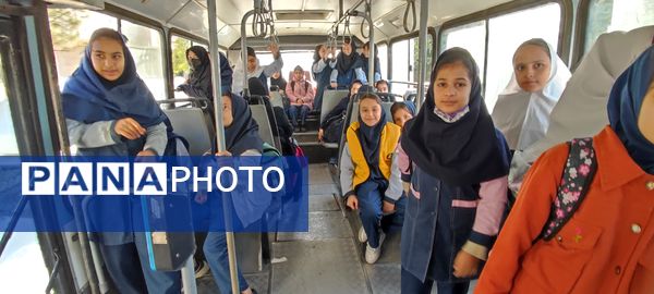 بازدید دانش آموزان مدرسه شهید خاقانی شیروان از کتابخانه اندیشه‌‌ در هفته کتاب و کتابخوانی