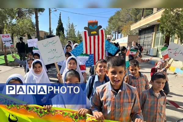 حضور حماسی دانش‌آموزان در راهپیمایی باشکوه ۱۳ آبان ماه در سورمق