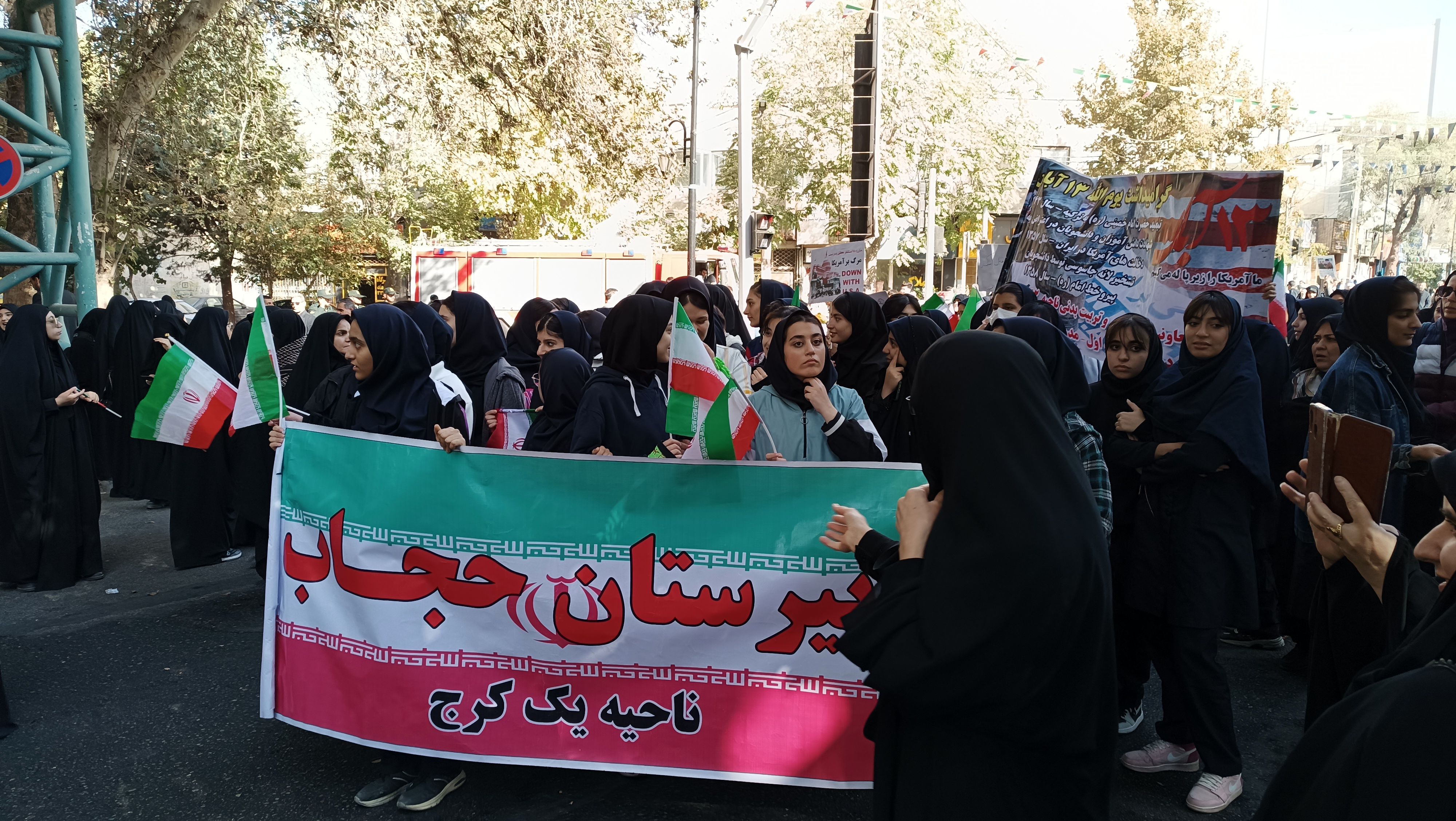 دانش‌آموزان با حضور در راهپیمایی ۱۳ آبان تنفر خود را نسبت به شیاطین امروزی نشان دادند