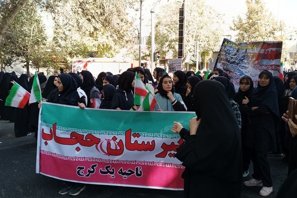 دانش‌آموزان با حضور در راهپیمایی ۱۳ آبان تنفر خود را نسبت به شیاطین امروزی نشان دادند