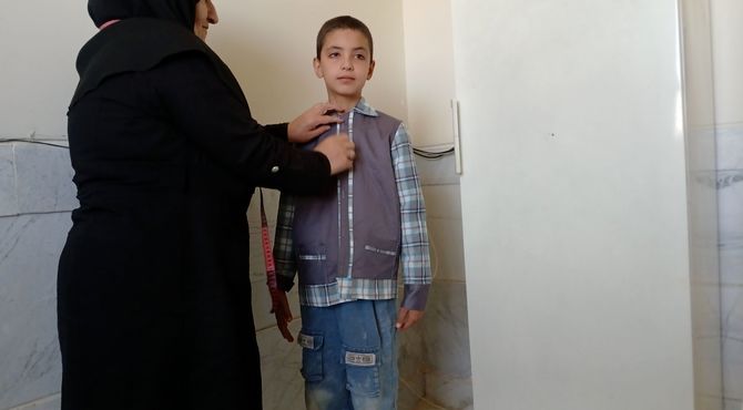 اندازه‌گیری لباس فرم در دبستان امید انقلاب وردنجان 