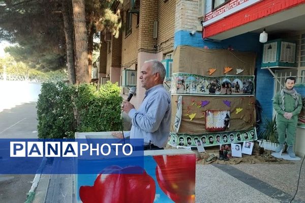 عطرافشانی گلزار شهدا توسط دانش‌آموزان مشهدی