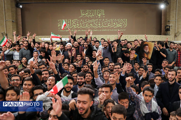 دیدار هزاران نفر از دانش‌آموزان و دانشجویان با رهبر انقلاب