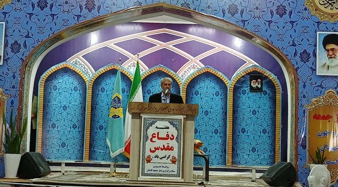 سخنرانی معاون مدیرکل و مدیر آموزش و پرورش کاشان در نماز جمعه و برگزاری میز خدمت در مصلی