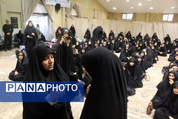 اعزام نخستین گروه از دختران دانش‌آموز ناحیه یک قم به اردوی راهیان نور