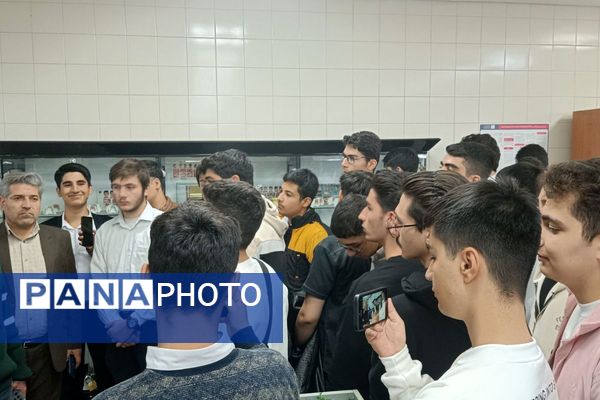 بازدید از دانشکده دندانپزشکی تهران دانش‌آموزان دبیرستان شهدای علم‌ و فناوری بهارستان دو