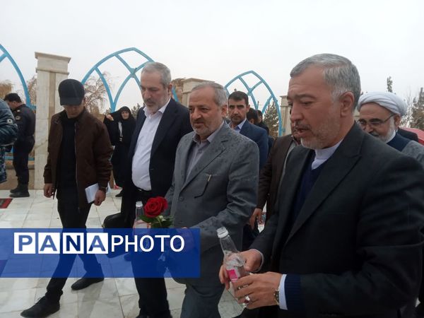ادای احترام وزیر آموزش و پرورش به شهدای تایباد