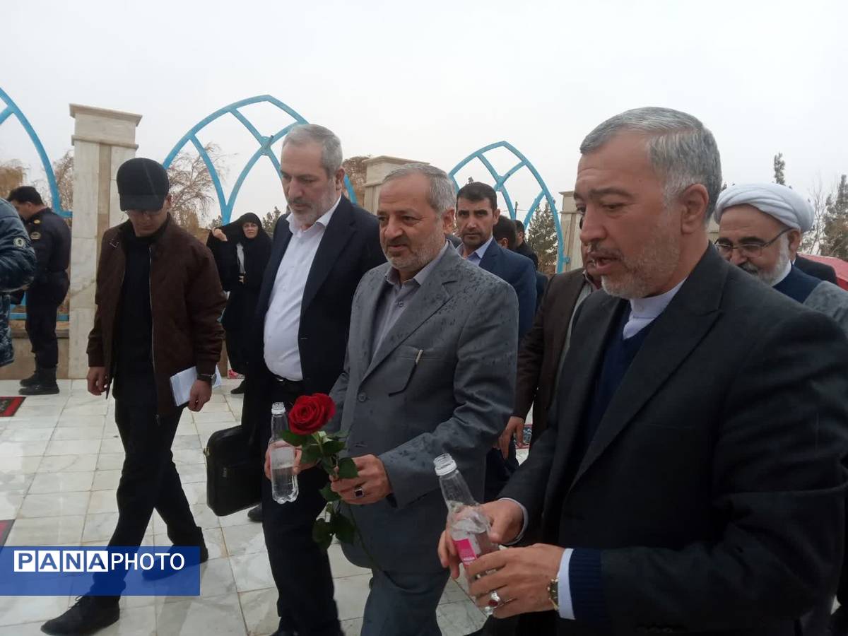 ادای احترام وزیر آموزش و پرورش به شهدای تایباد
