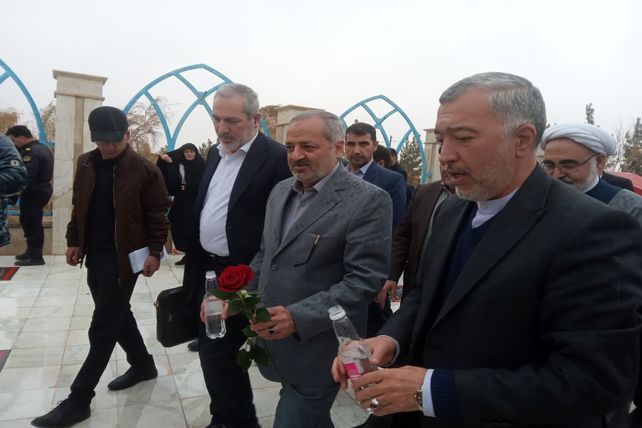 ادای احترام وزیر آموزش و پرورش به شهدای تایباد