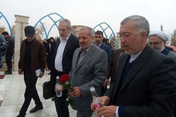 ادای احترام وزیر آموزش و پرورش به شهدای تایباد
