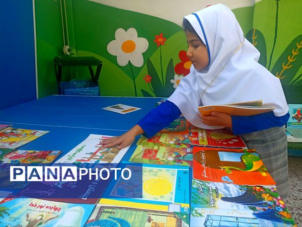نمایشگاه کتاب به مناسبت هفته کتاب و کتابخوانی در دبستان کبری سرشته
