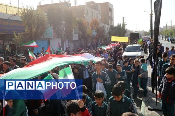 حضور پرشور دانش‌آموزان در راهپیمایی ۱۳آبان منطقه کهریزک 