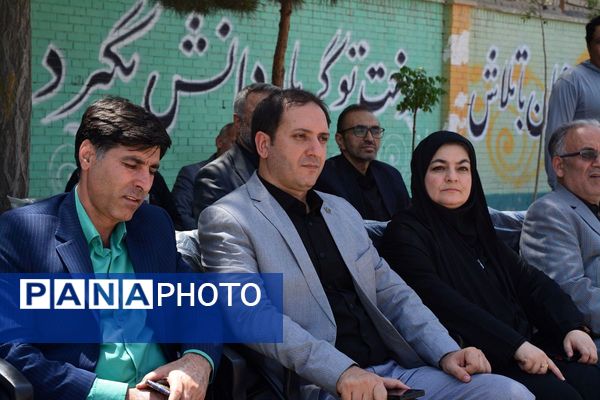 برگزاری آیین افتتاحیه زمین چمن مصنوعی هنرستان صنعت پژوهشان و مدرسه سردار سلیمانی بهارستان ۲
