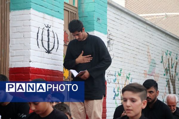 حضور پر رنگ نوجوانان در مراسم قرائت دعای زیارت عاشورا 