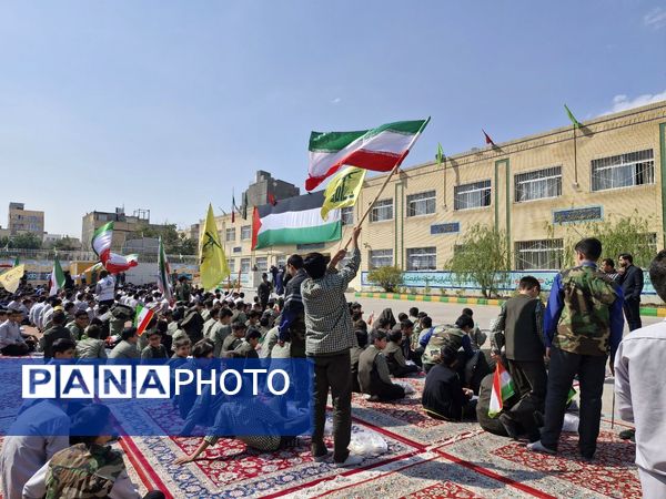 اجتماع دانش‌آموزان ابتدایی پسرانه امام رضا(ع) واحد ۸ در حمایت از عملیات وعده صادق ۲ 