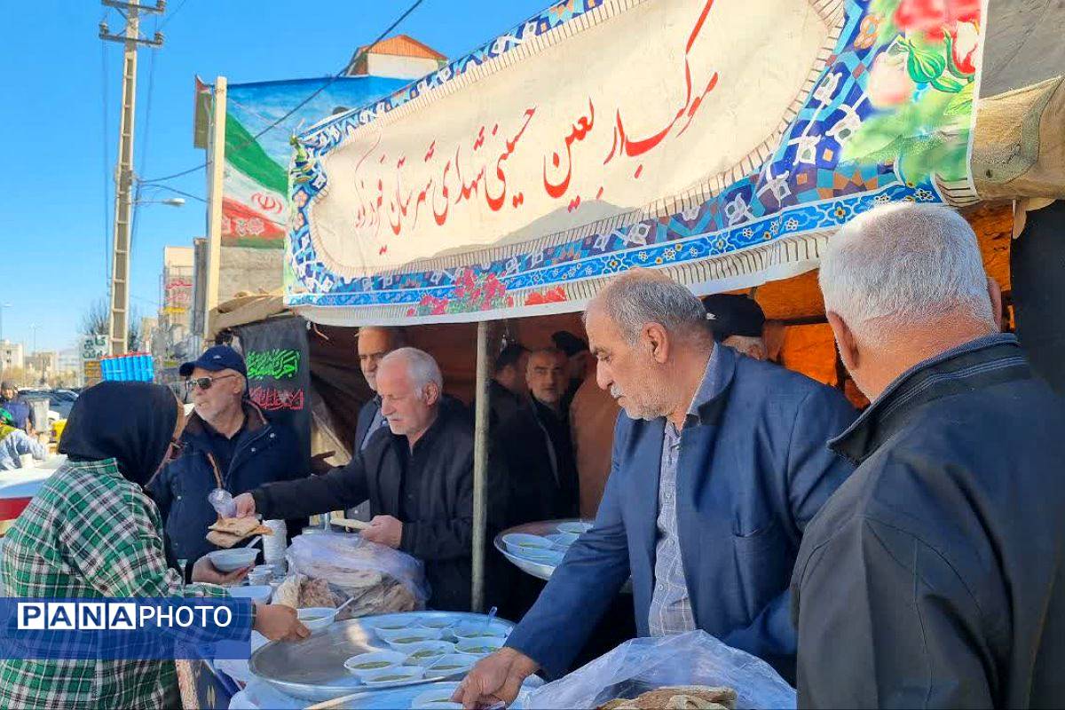 پذیرایی موکب شهدای فیروزکوه در روز شهادت حضرت فاطمه (س).