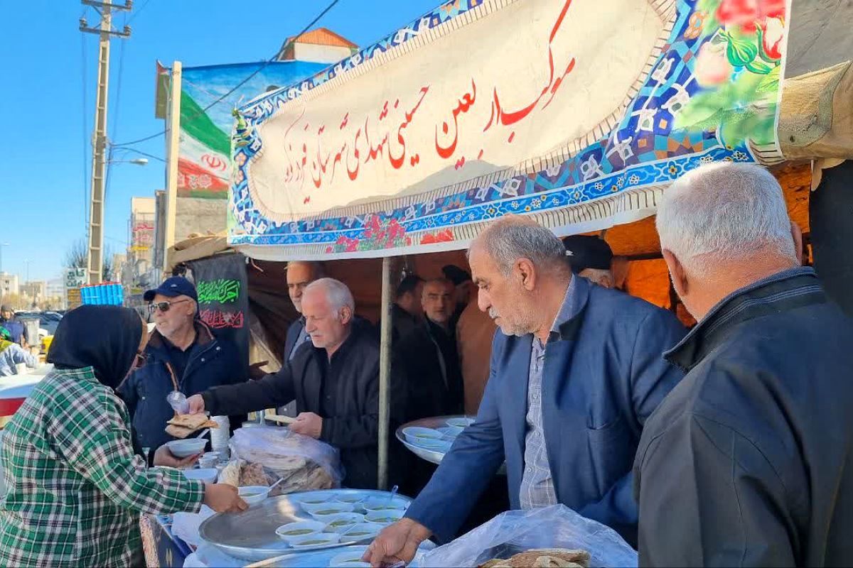 پذیرایی موکب شهدای فیروزکوه در روز شهادت حضرت فاطمه (س).