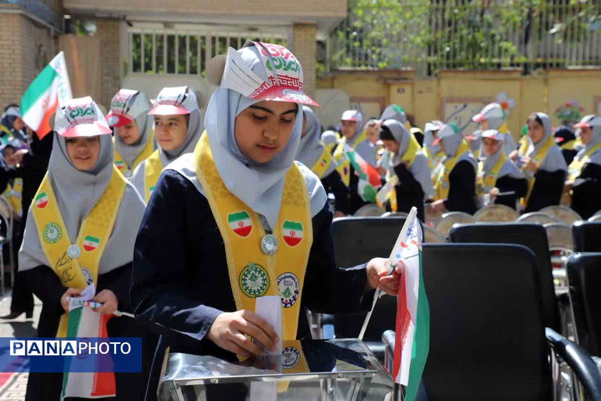 جشن عاطفه‌ها در دبیرستان ۱۳ آبان تبریز