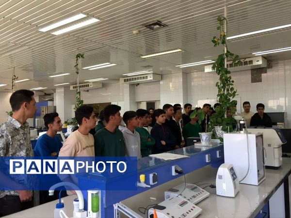 بازدید دانش آموزان دبیرستان نمونه آیت‌الله خامنه‌ای از دانشکده پزشکی دانشگاه فردوسی مشهد