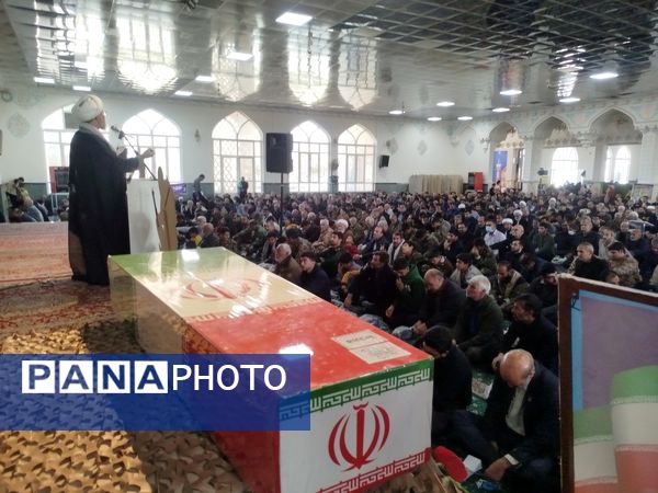  نماز جمعه شهرستان کاشمر با حضور پیکر شهید گمنام 