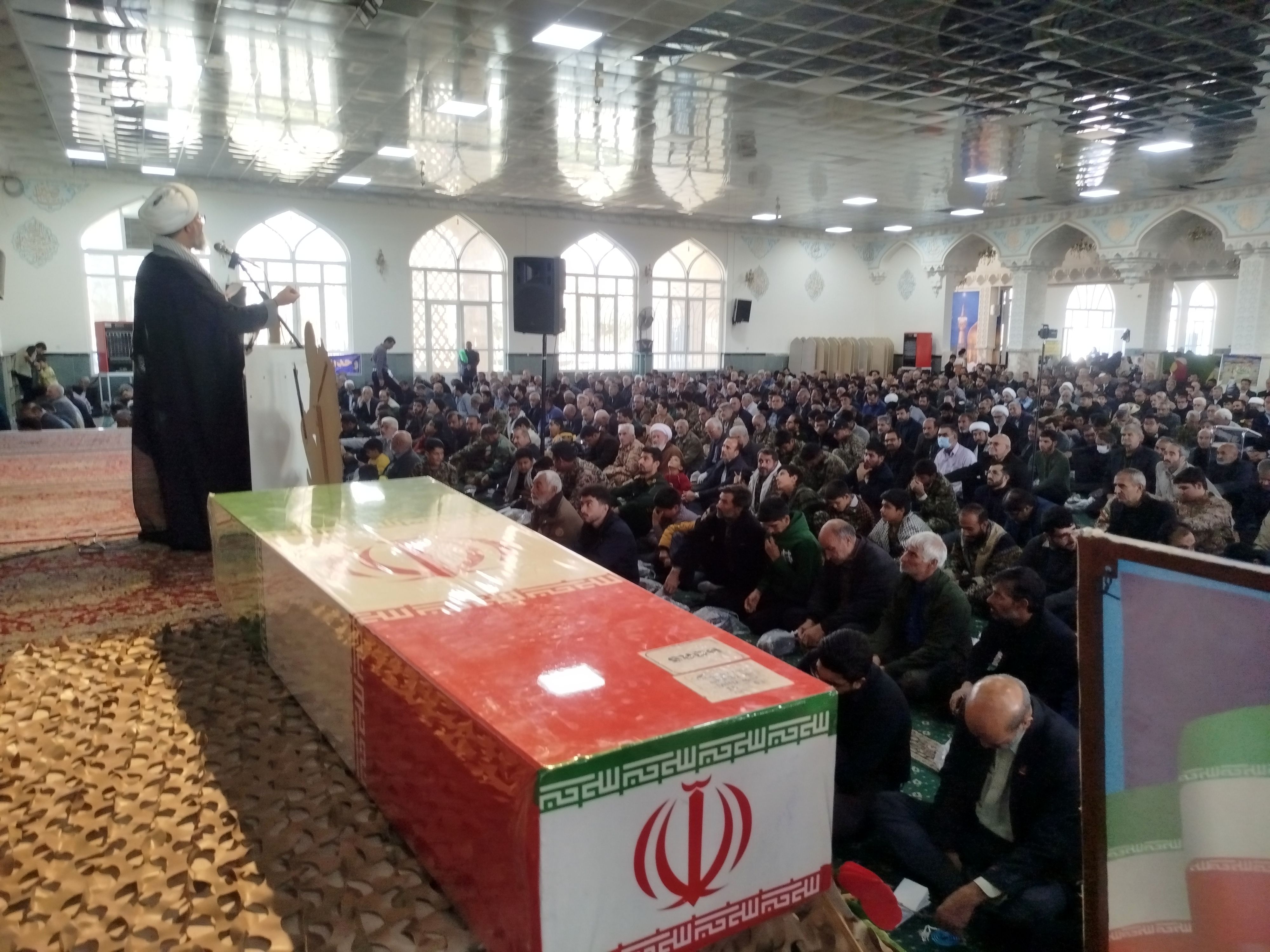  نماز جمعه شهرستان کاشمر با حضور پیکر شهید گمنام 