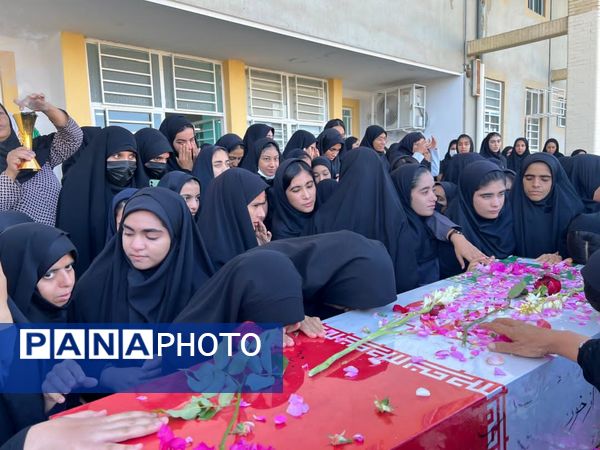 تشییع پیکر شهید گمنام بر دستان دانش‌آموزان هنرستان ابرار منوجان در ایام فاطمیه