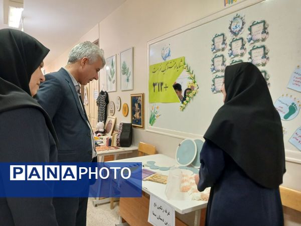 بازدید مدیر آموزش و پرورش کاشمر از نمایشگاه دبیرستان سما