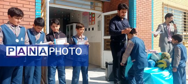 مراسم تقدیر و اهدای جوایز به تیم های برتر مدرسه پویندگان فرهنگ خلیل اباد