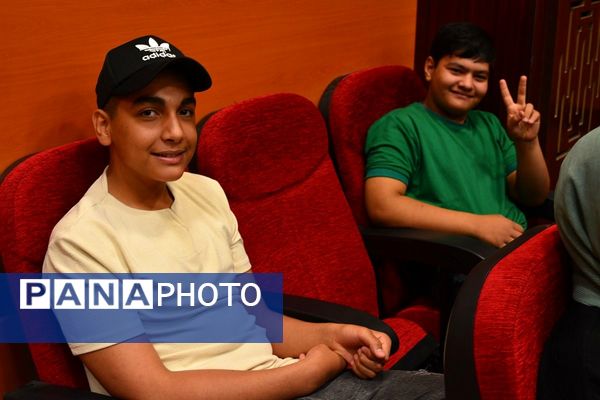 تجلیل از پسران ممتاز دبیرستان امام رضا در بهارستان‌دو